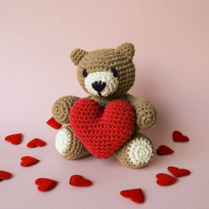 Hoooked Amigurumi Teddybär Valentino mit Herz Häkelset - Hoooked bei bei bei bei Lieblingsgarn