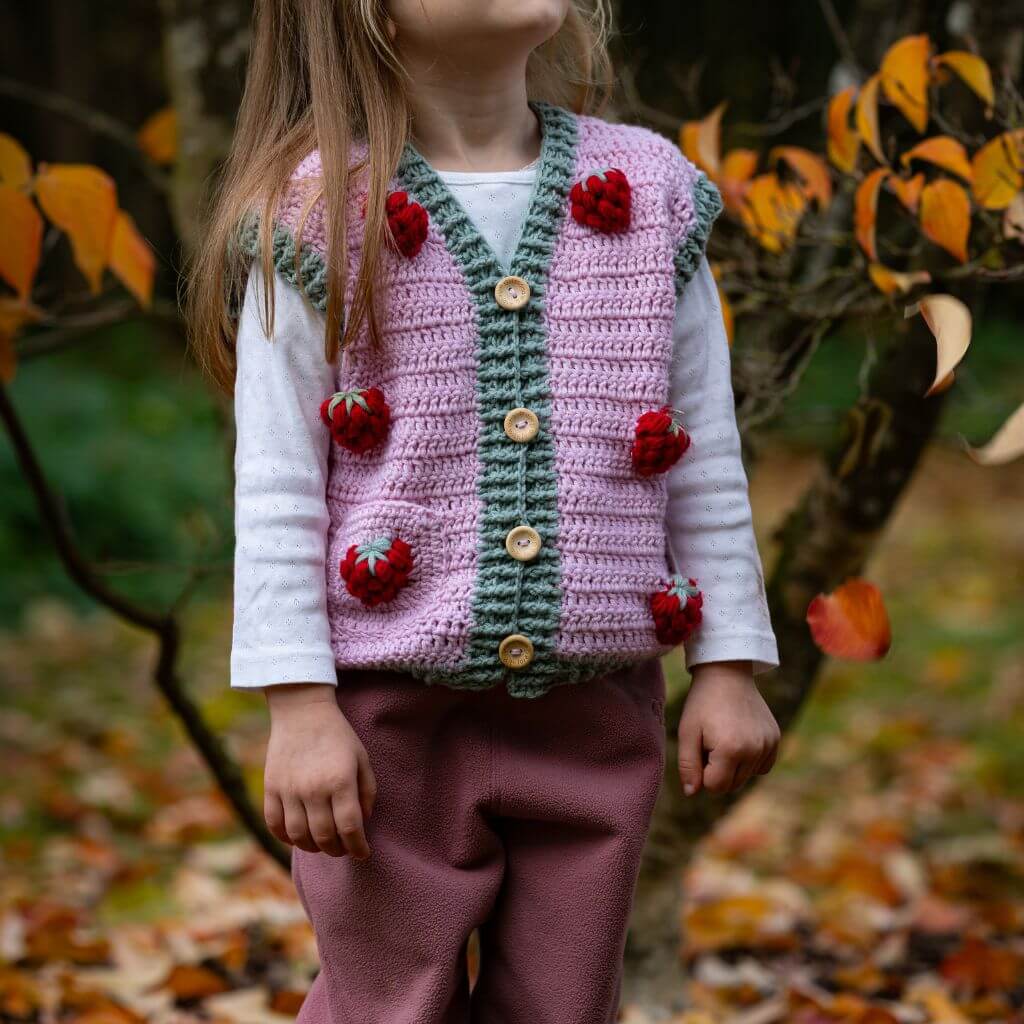 Mahira Duran Pattern Erdbeer Weste Häkelanleitung - Chicka Design (PDF) bei bei bei bei Lieblingsgarn