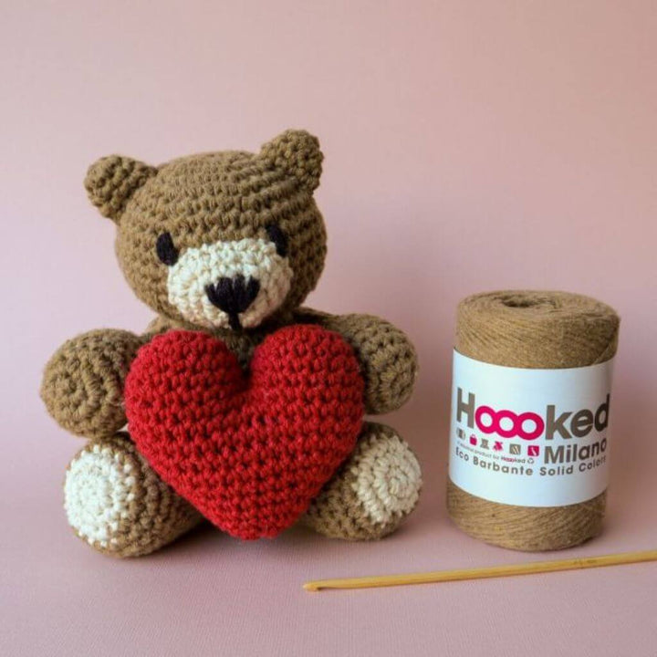 Hoooked Amigurumi Teddybär Valentino mit Herz Häkelset - Hoooked bei bei bei bei Lieblingsgarn
