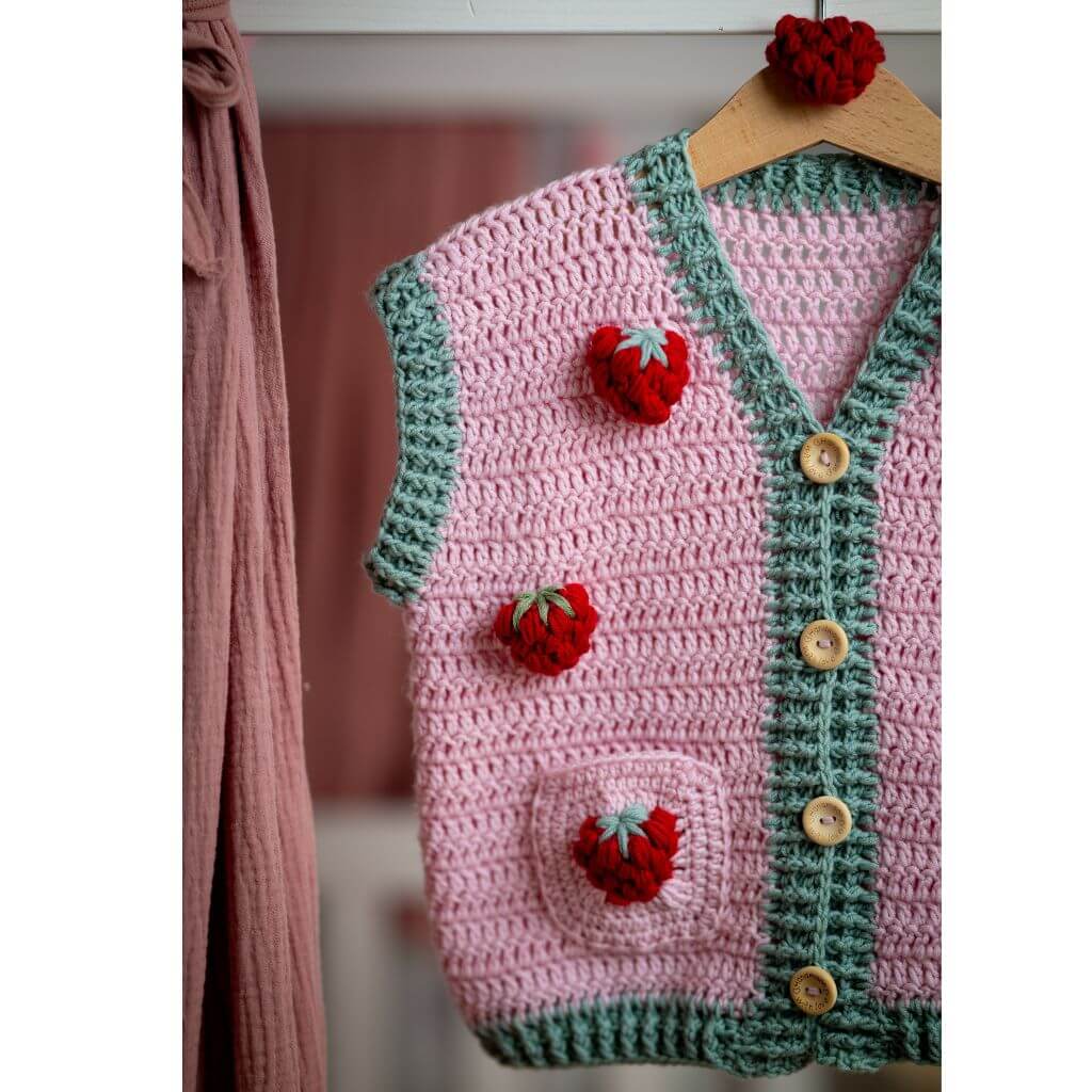 Mahira Duran Pattern Erdbeer Weste Häkelanleitung - Chicka Design (PDF) bei bei bei bei Lieblingsgarn
