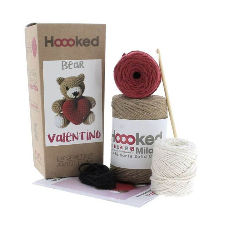 Hoooked Amigurumi Teddybär Valentino mit Herz Häkelset - Hoooked bei bei bei bei Lieblingsgarn