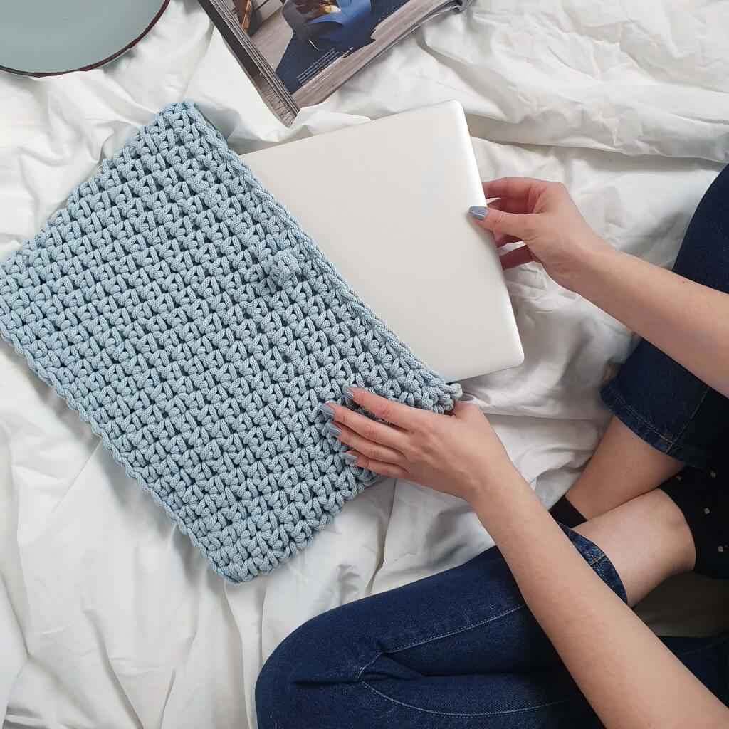 Makramee-Laptoptasche aus 5mm Bobbiny Garn in misty Blau. bei bei bei bei bei bei bei bei Lieblingsgarn