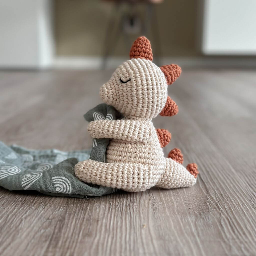 AO Design Pattern Schmuse Dino Häkelanleitung - AO Design (PDF) bei bei bei bei Lieblingsgarn