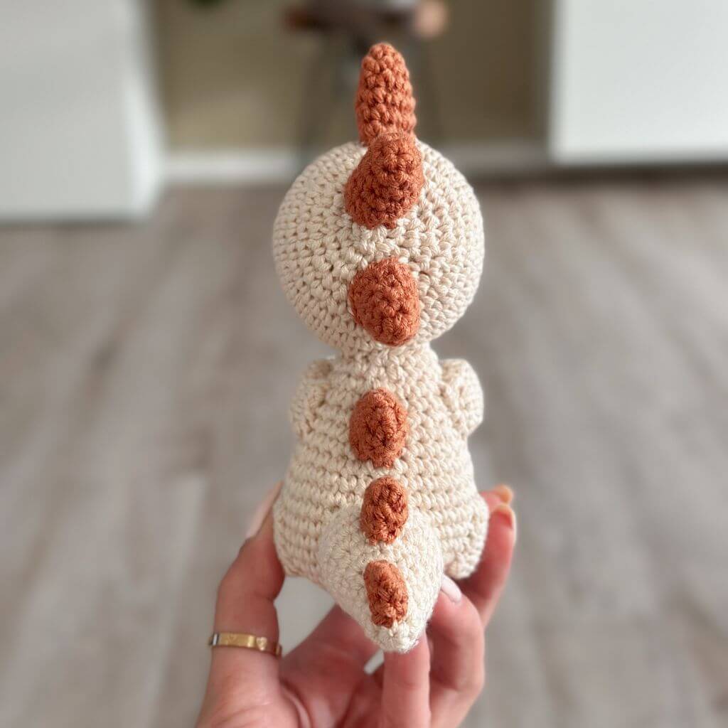 AO Design Pattern Schmuse Dino Häkelanleitung - AO Design (PDF) bei bei bei bei Lieblingsgarn