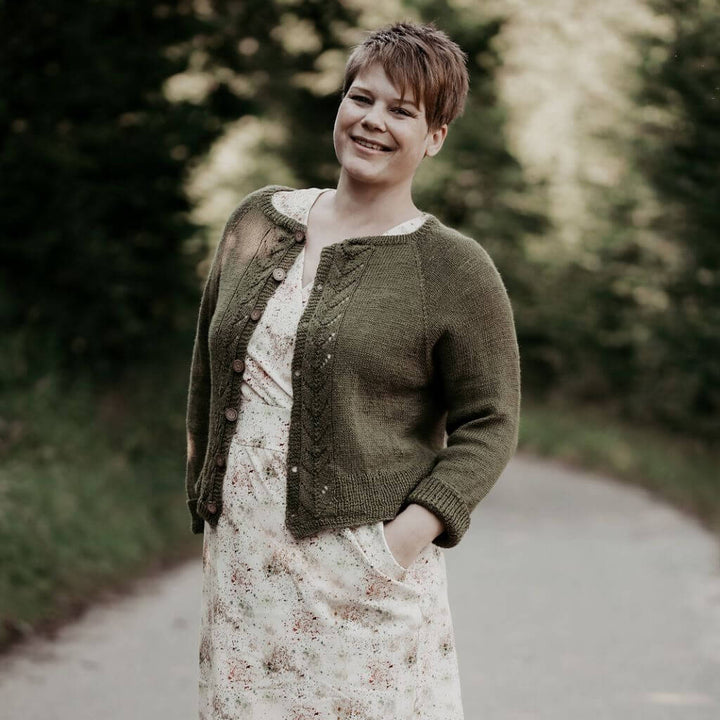 Appelbanne Design Strickjacke Ole Kofte for Ladys Shorty Strickanleitung - Appelbanne Deisgn (PDF) bei bei Lieblingsgarn