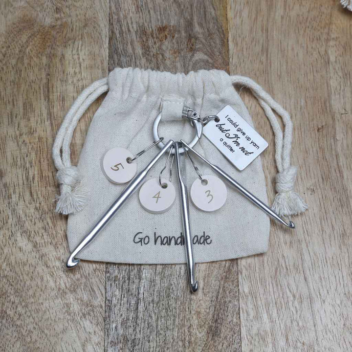 Go Handmade Silver Go Handmade Schlüsselanhänger mit Häkelnadeln und Maschenmarkierern bei bei bei bei Lieblingsgarn