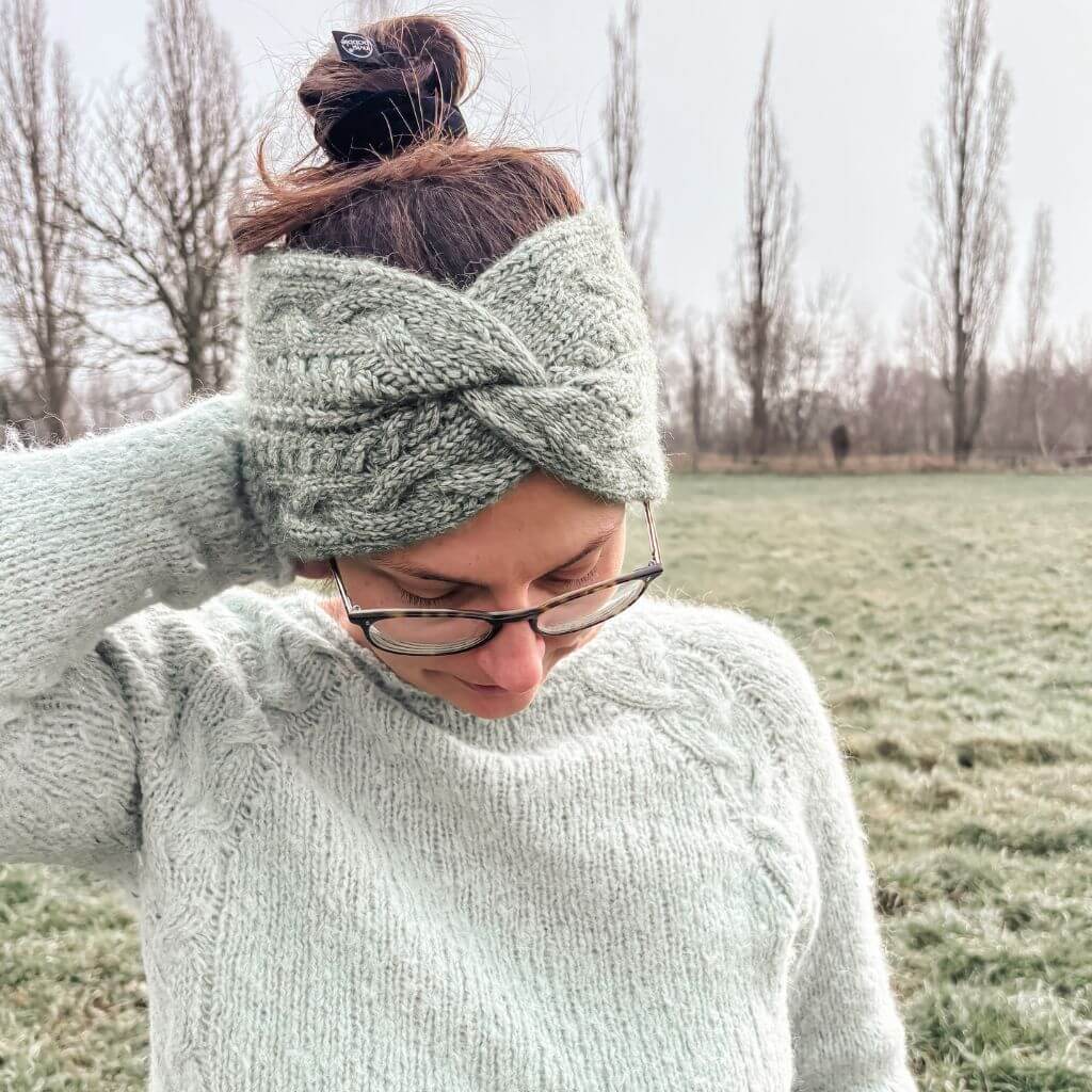 Carolin Balmes Pattern Ricardas Cable Headband Strickanleitung - Carolin Balmes (PDF) bei bei bei bei Lieblingsgarn