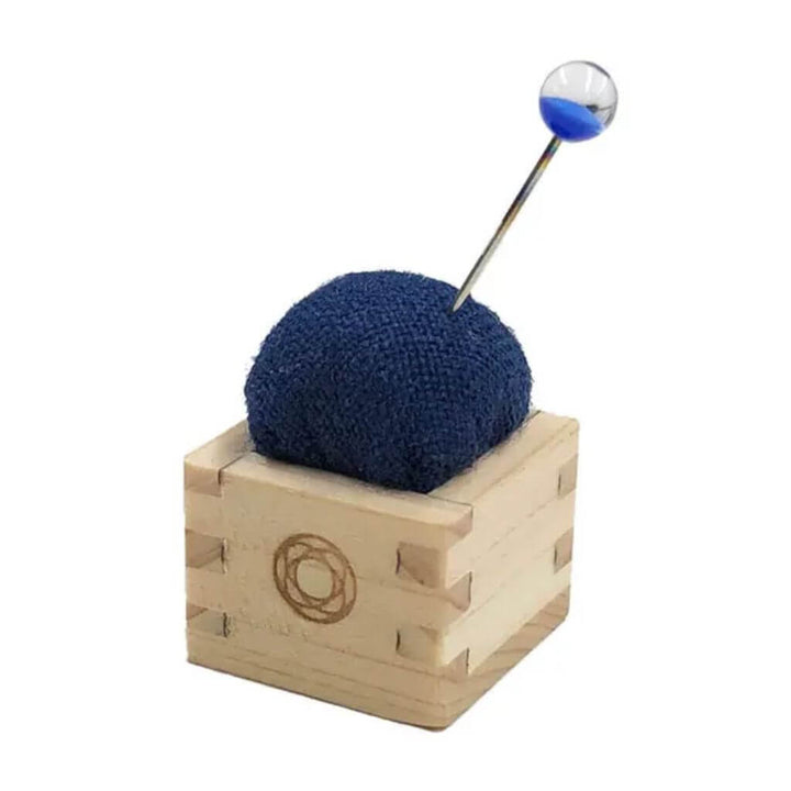 Cohana Masu Mini Nadelkissen mit Nadel, Farbe blau – Holz und Leinen bei Lieblingsgarn