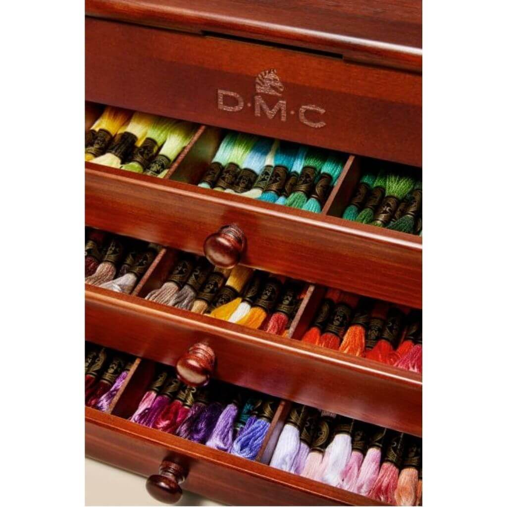 DMC Kleine Vintage Box mit 120 Strängchen von Mouliné-Garn bei bei bei bei Lieblingsgarn
