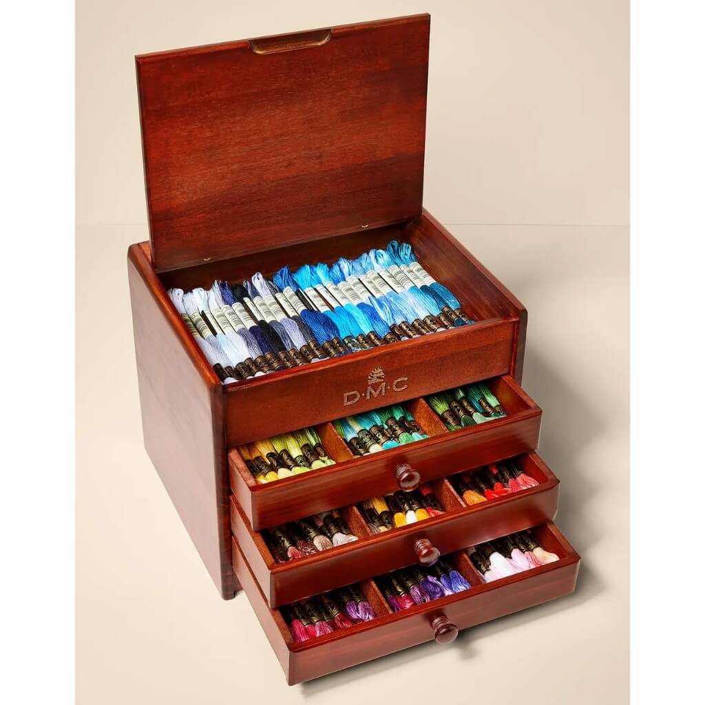 DMC Kleine Vintage Box mit 120 Strängchen von Mouliné-Garn bei bei bei bei Lieblingsgarn