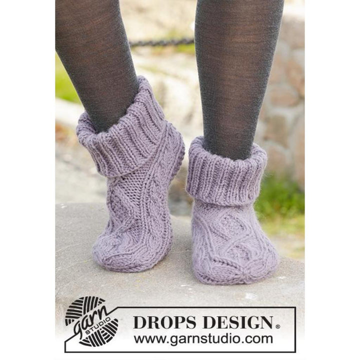 Celtic Dancer Hausschuhe mit Zopfmuster Strickanleitung - Drops Design (PDF) bei Lieblingsgarn
