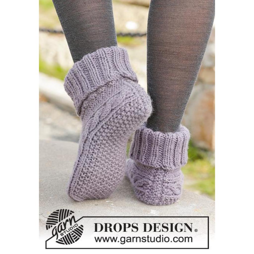 Celtic Dancer Hausschuhe mit Zopfmuster Strickanleitung - Drops Design (PDF) bei Lieblingsgarn