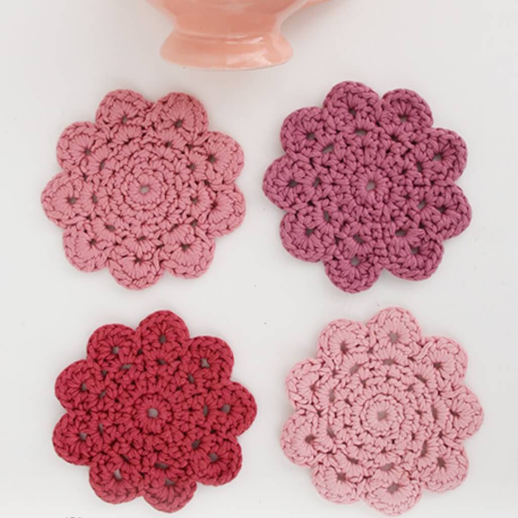 Drops Design Pattern Blushing Coaster Blumenuntersetzer Häkelkit - Drops (PDF) bei bei bei bei Lieblingsgarn