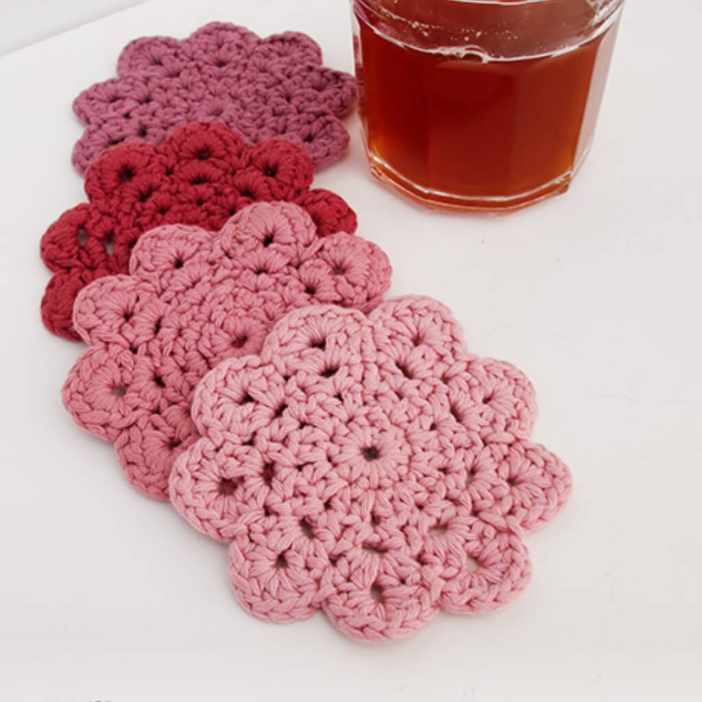 Drops Design Pattern Blushing Coaster Blumenuntersetzer Häkelkit - Drops (PDF) bei bei bei bei Lieblingsgarn