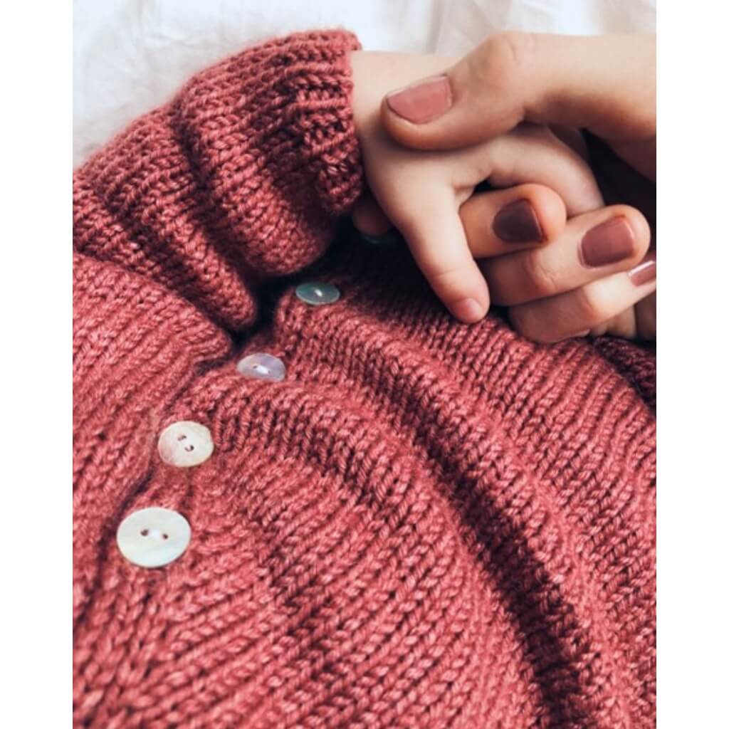 PetiteKnit Pattern Erstlingsset Ellens Abholset Strickanleitung - PetiteKnit (Heft) bei bei bei bei Lieblingsgarn
