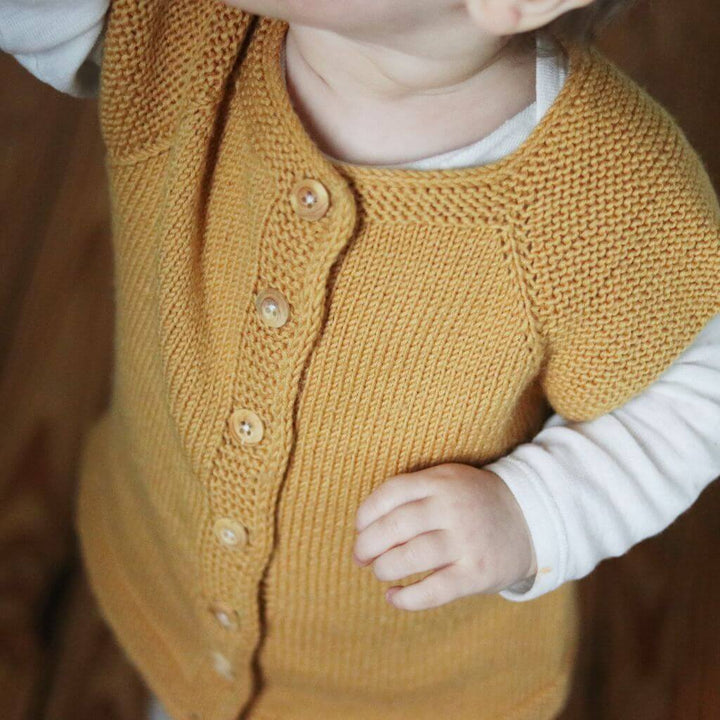 Frau Riedel strickt Garda Vest Mini Strickanleitung - Frau Riedel strickt (PDF) bei bei bei bei Lieblingsgarn