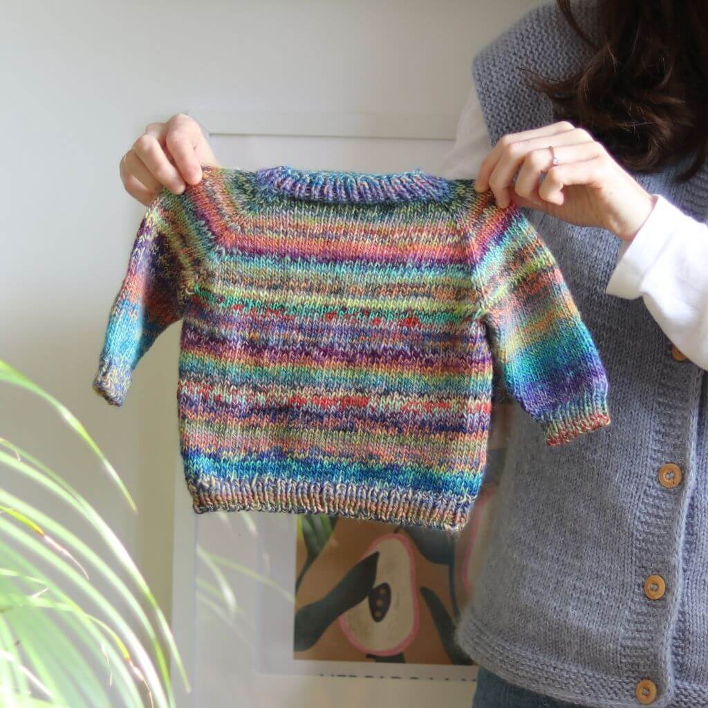 Frau Riedel strickt Happy Sweater Mini Strickanleitung - Frau Riedel strickt (PDF) bei bei bei bei Lieblingsgarn