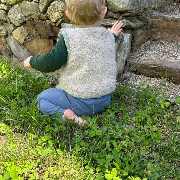 Frau Riedel strickt Weste Toni Mini Strickanleitung - Frau Riedel strickt (PDF) bei bei bei bei Lieblingsgarn