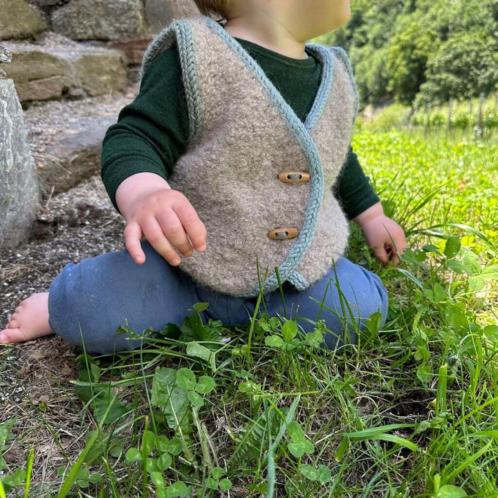 Frau Riedel strickt Weste Toni Mini Strickanleitung - Frau Riedel strickt (PDF) bei bei bei bei Lieblingsgarn