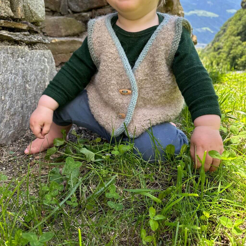 Frau Riedel strickt Weste Toni Mini Strickanleitung - Frau Riedel strickt (PDF) bei bei bei bei Lieblingsgarn