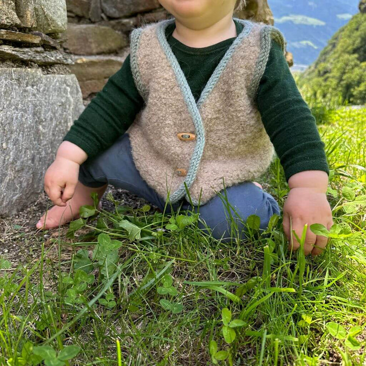 Frau Riedel strickt Weste Toni Mini Strickanleitung - Frau Riedel strickt (PDF) bei bei bei bei Lieblingsgarn