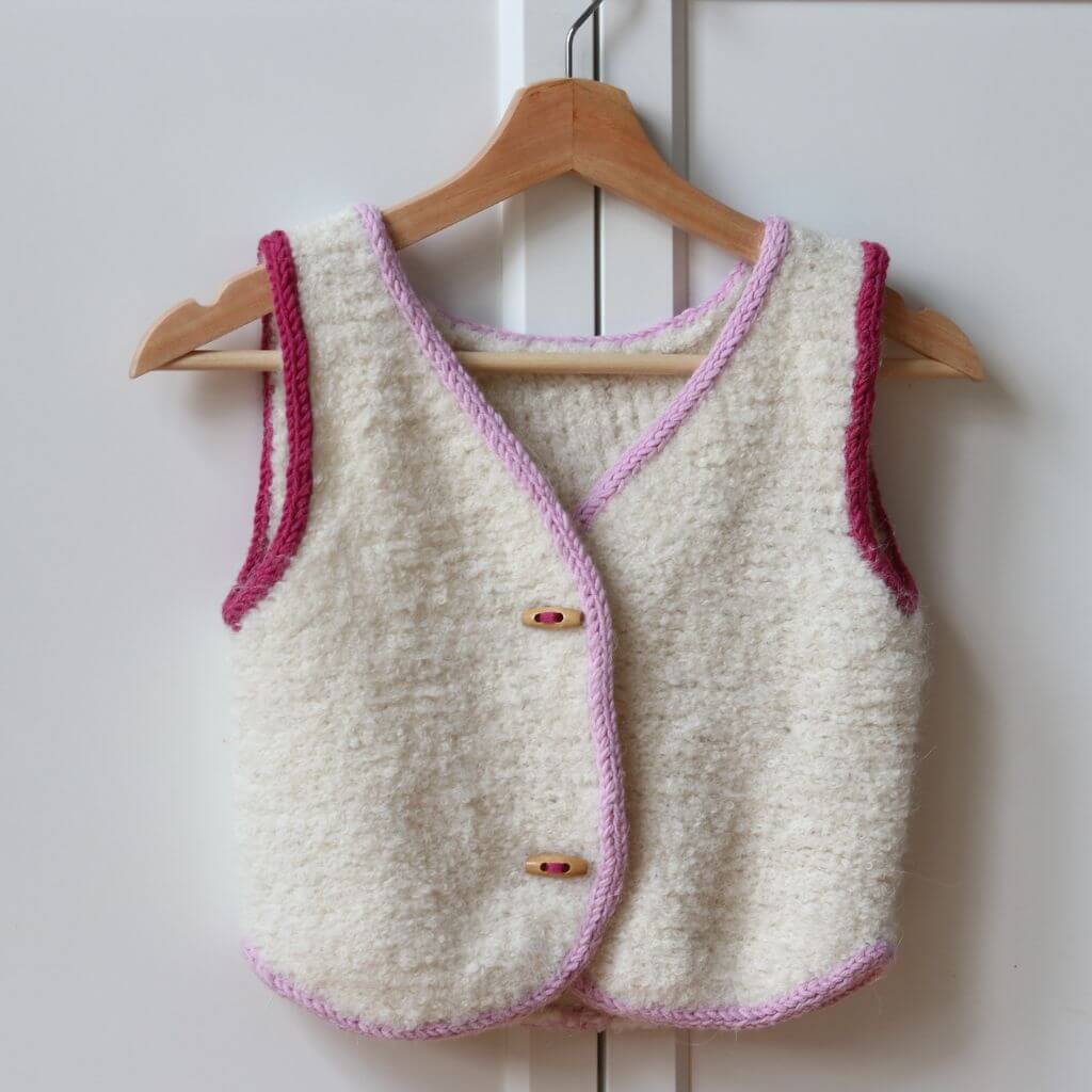 Frau Riedel strickt Weste Toni Mini Strickanleitung - Frau Riedel strickt (PDF) bei bei bei bei Lieblingsgarn