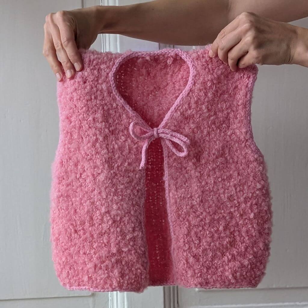 Knitmitjo Pattern Mini Fluffy Fleece Vest Strickanleitung - KnitmitJo (PDF) bei bei bei bei bei bei bei Lieblingsgarn