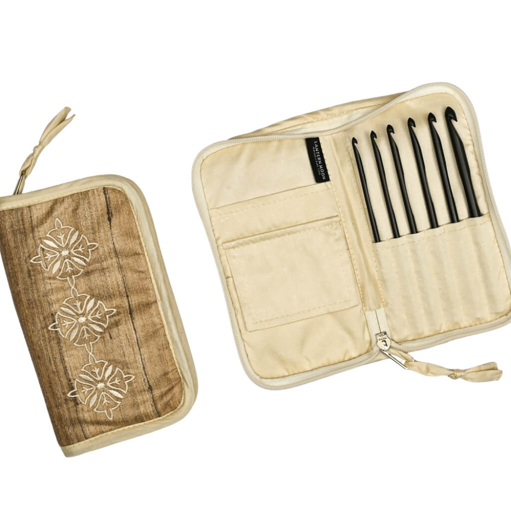 Lantern Moon Häkelnadelset Radiance – Produktansicht, Holz bei bei bei bei Lieblingsgarn
