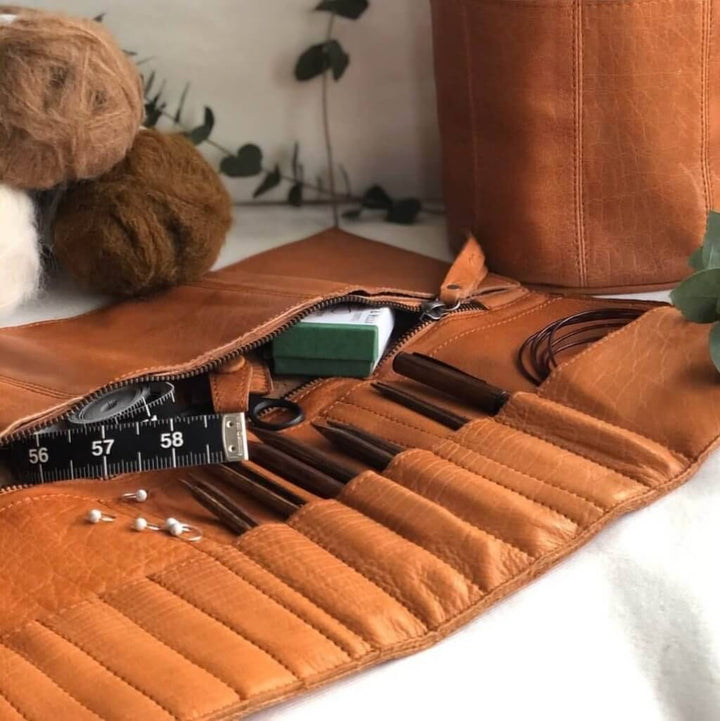 muud Stockholm - Ledertasche für Nadelsysteme bei bei bei bei bei bei bei bei Lieblingsgarn