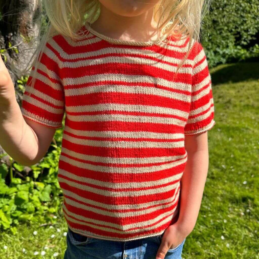 PetiteKnit Pattern Amélie Tee Junior Strickanleitung - PetiteKnit (Heft) bei bei bei bei Lieblingsgarn