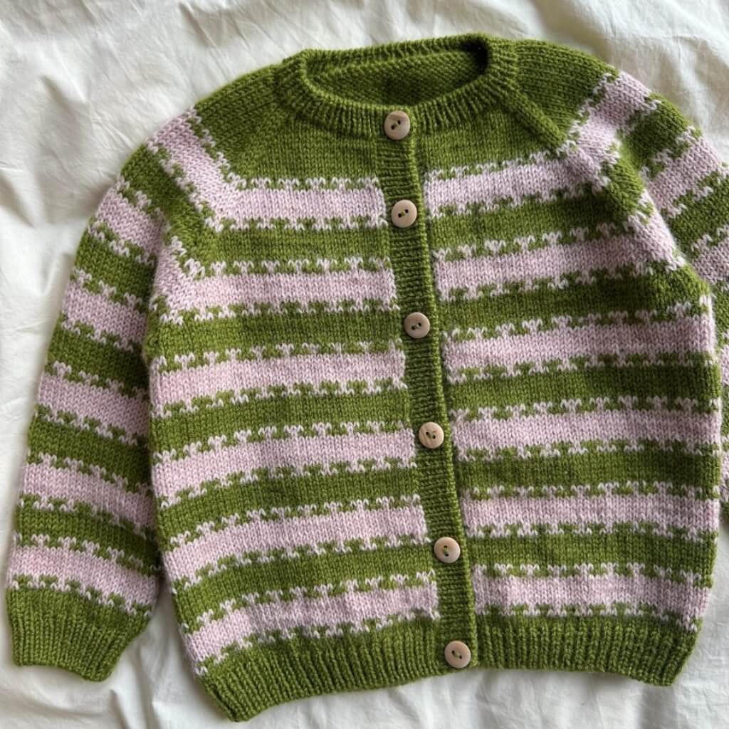 PetiteKnit Strickjacke Key Cardigan Junior Strickanleitung - PetiteKnit (Heft) bei bei bei bei bei Lieblingsgarn