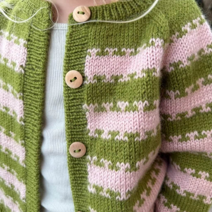 PetiteKnit Strickjacke Key Cardigan Junior Strickanleitung - PetiteKnit (Heft) bei bei bei bei bei Lieblingsgarn