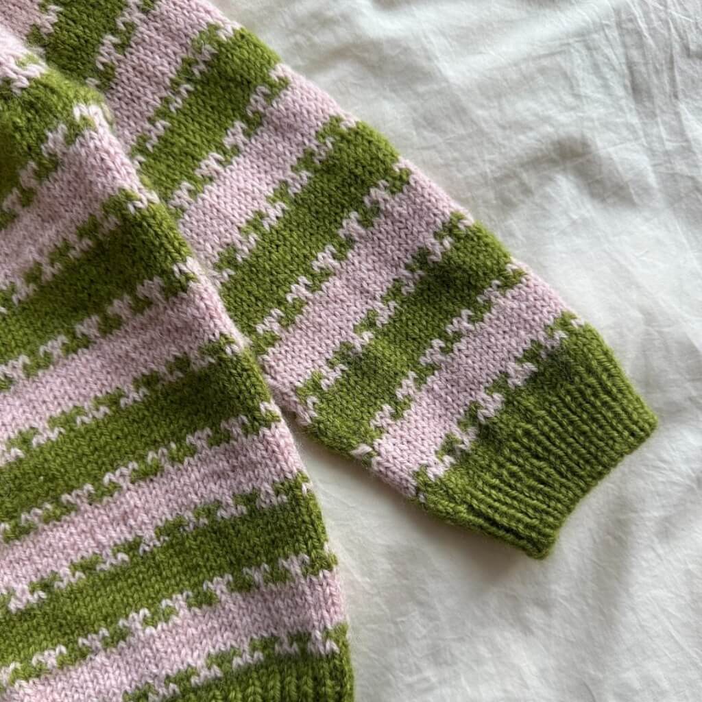 PetiteKnit Strickjacke Key Cardigan Junior Strickanleitung - PetiteKnit (Heft) bei bei bei bei bei Lieblingsgarn