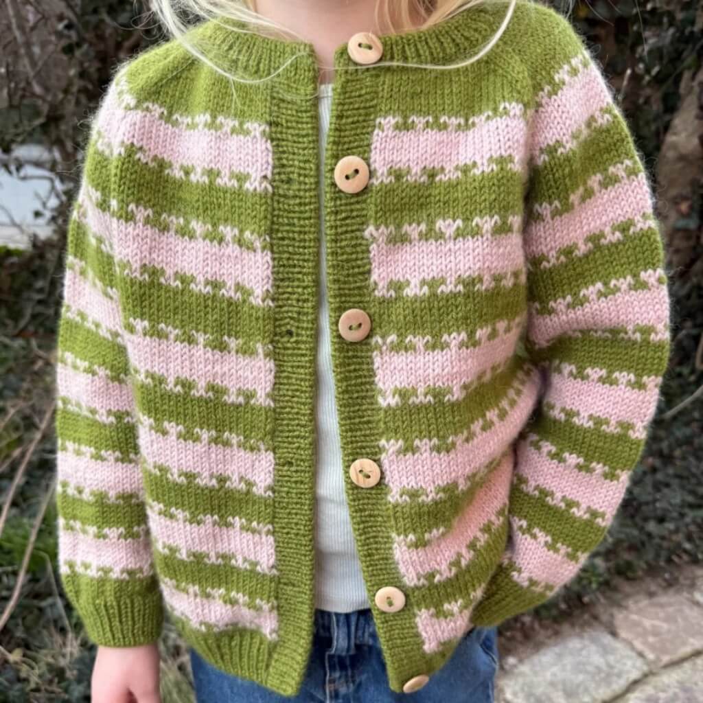 PetiteKnit Strickjacke Key Cardigan Junior Strickanleitung - PetiteKnit (Heft) bei bei bei bei bei Lieblingsgarn