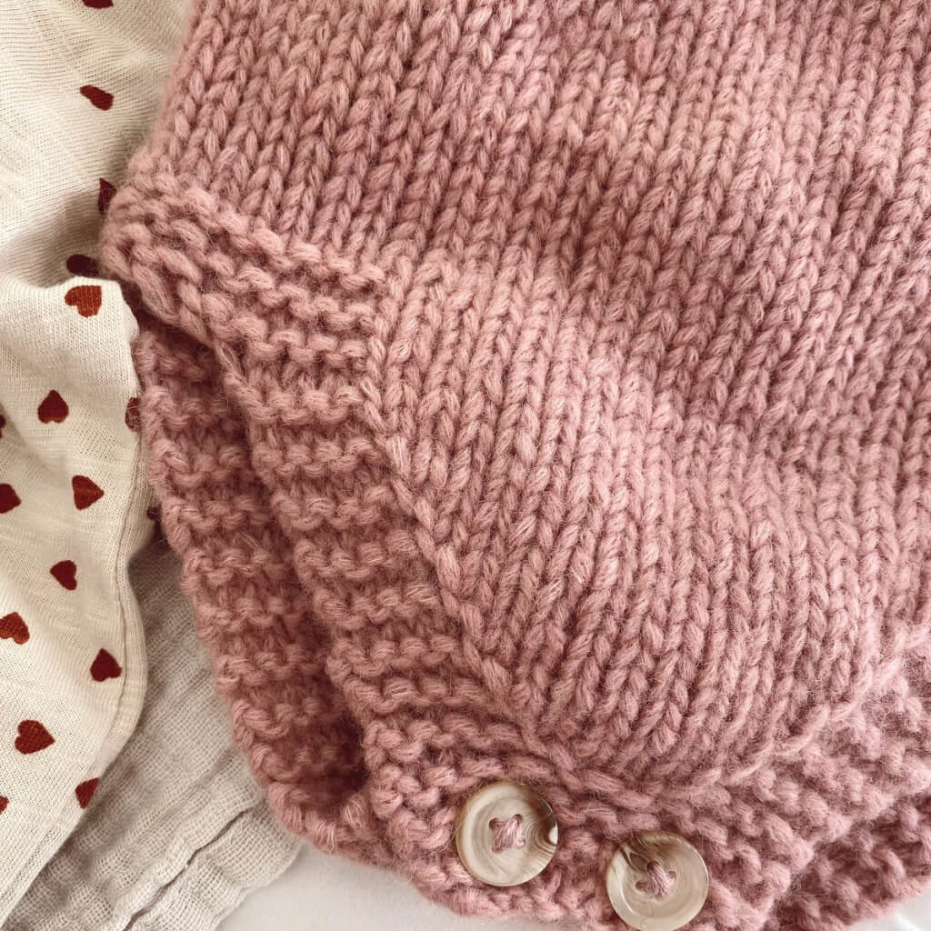PetiteKnit Pattern Strampler Kleiner Bruder Strickanleitung - PetiteKnit (Heft) bei bei bei bei Lieblingsgarn