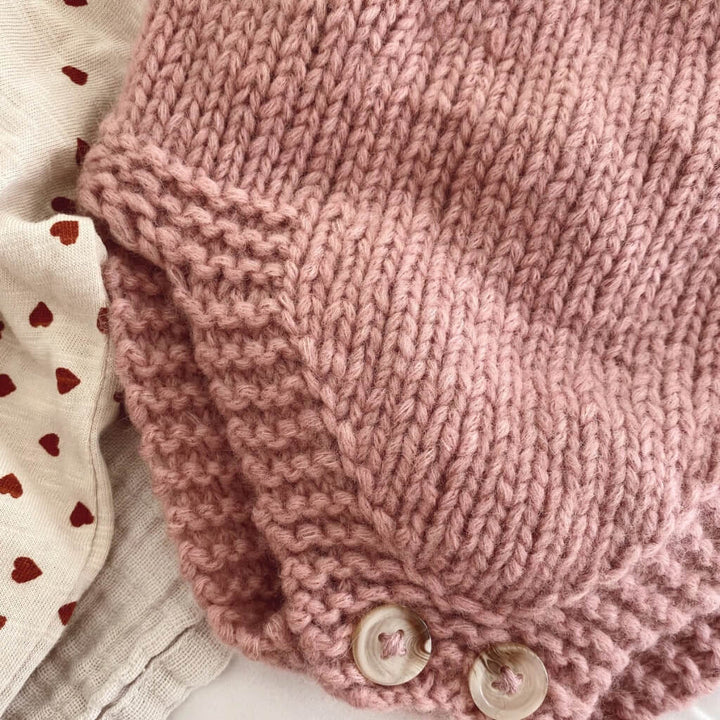 PetiteKnit Pattern Strampler Kleiner Bruder Strickanleitung - PetiteKnit (Heft) bei bei bei bei Lieblingsgarn