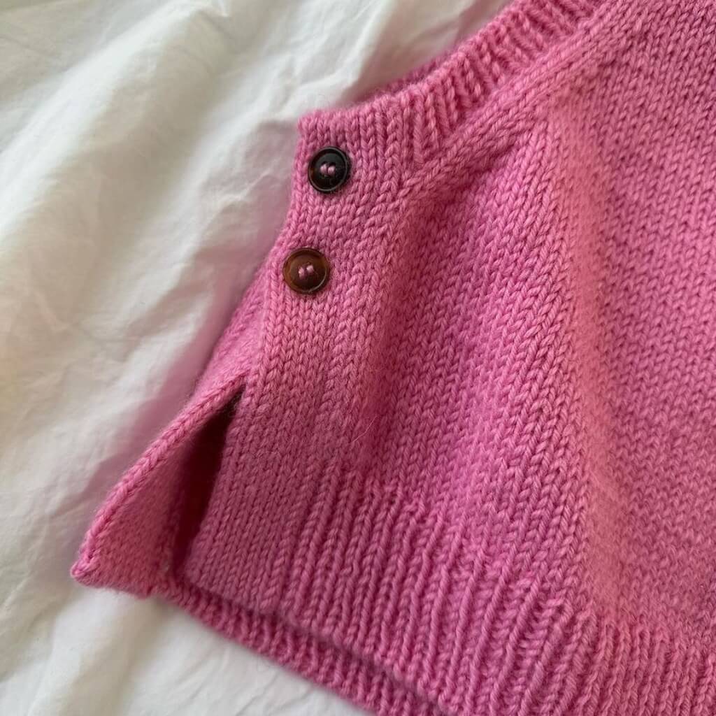 PetiteKnit Pattern Pullunder Lulu Slipover Junior Strickanleitung - PetiteKnit (Heft) bei bei bei bei Lieblingsgarn
