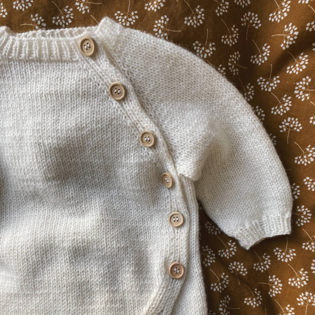 PetiteKnit Pattern Strampler Monday Suit Strickanleitung - PetiteKnit (Heft) bei bei bei bei Lieblingsgarn