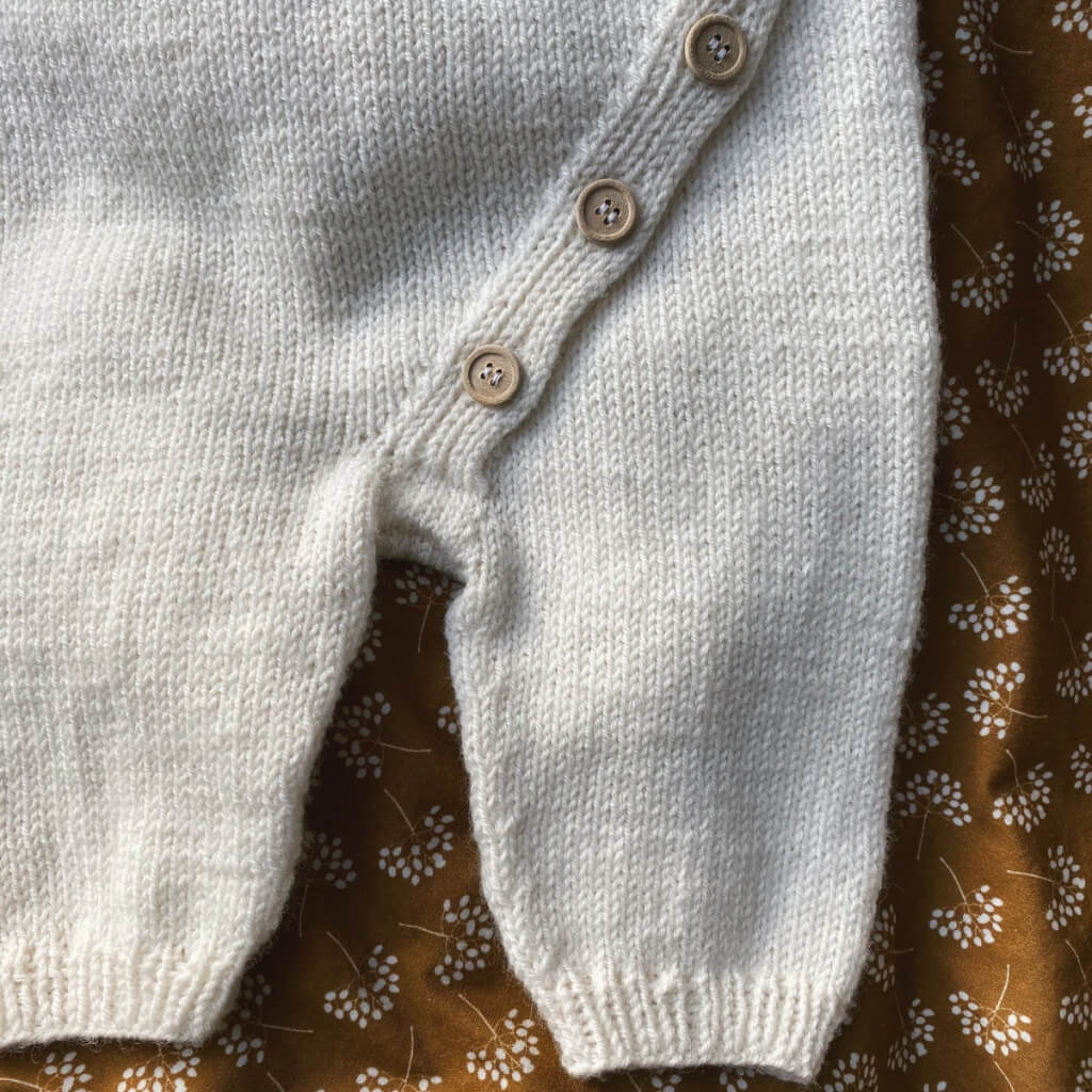 PetiteKnit Pattern Strampler Monday Suit Strickanleitung - PetiteKnit (Heft) bei bei bei bei Lieblingsgarn