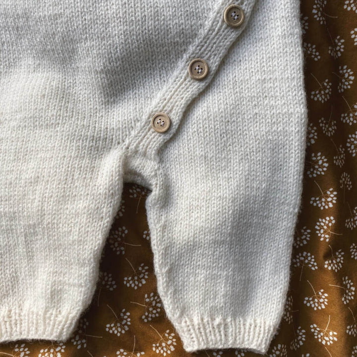 PetiteKnit Pattern Strampler Monday Suit Strickanleitung - PetiteKnit (Heft) bei bei bei bei Lieblingsgarn
