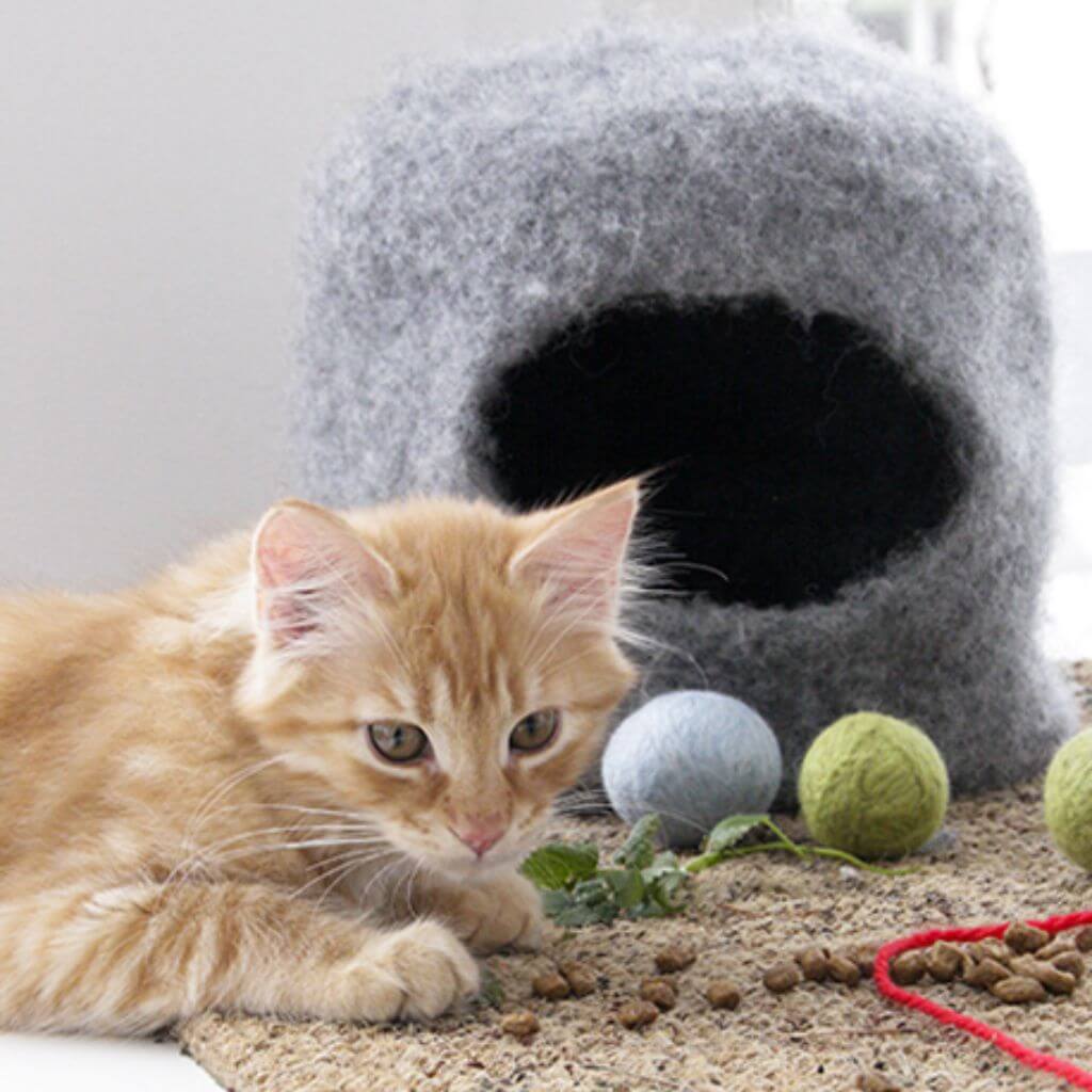 Drops Design Pattern Katzenkorb The Cat Cave mit gefilzten Bällen Strickanleitung - Drops (PDF) bei bei bei bei Lieblingsgarn