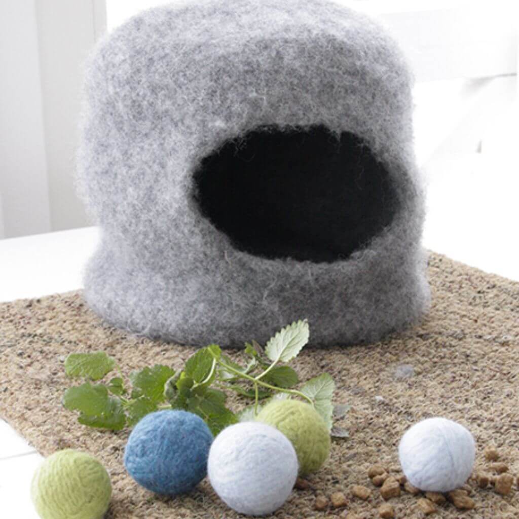 Drops Design Pattern Katzenkorb The Cat Cave mit gefilzten Bällen Strickanleitung - Drops (PDF) bei bei bei bei Lieblingsgarn