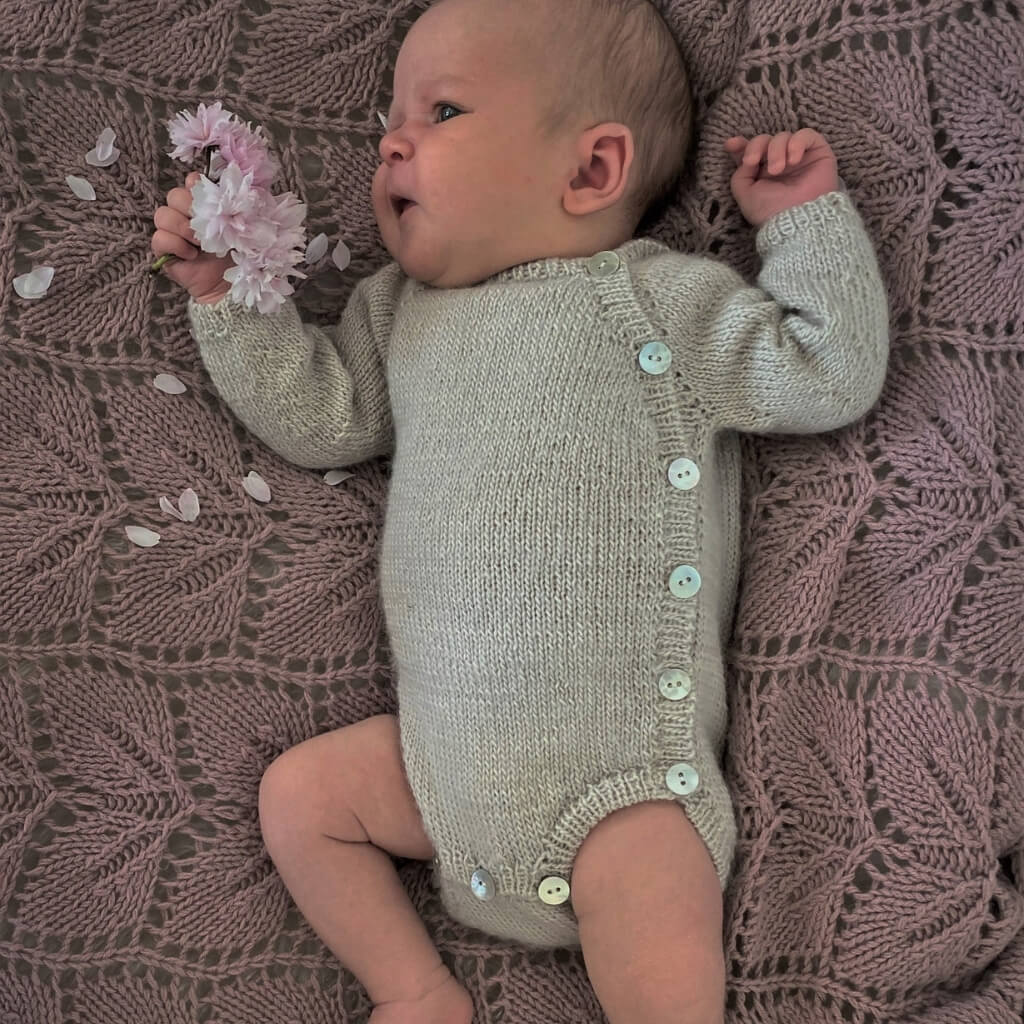 Yndestrikk Pattern Baby Knöpfebody Strickanleitung - Yndestrikk (PDF) bei bei bei bei Lieblingsgarn