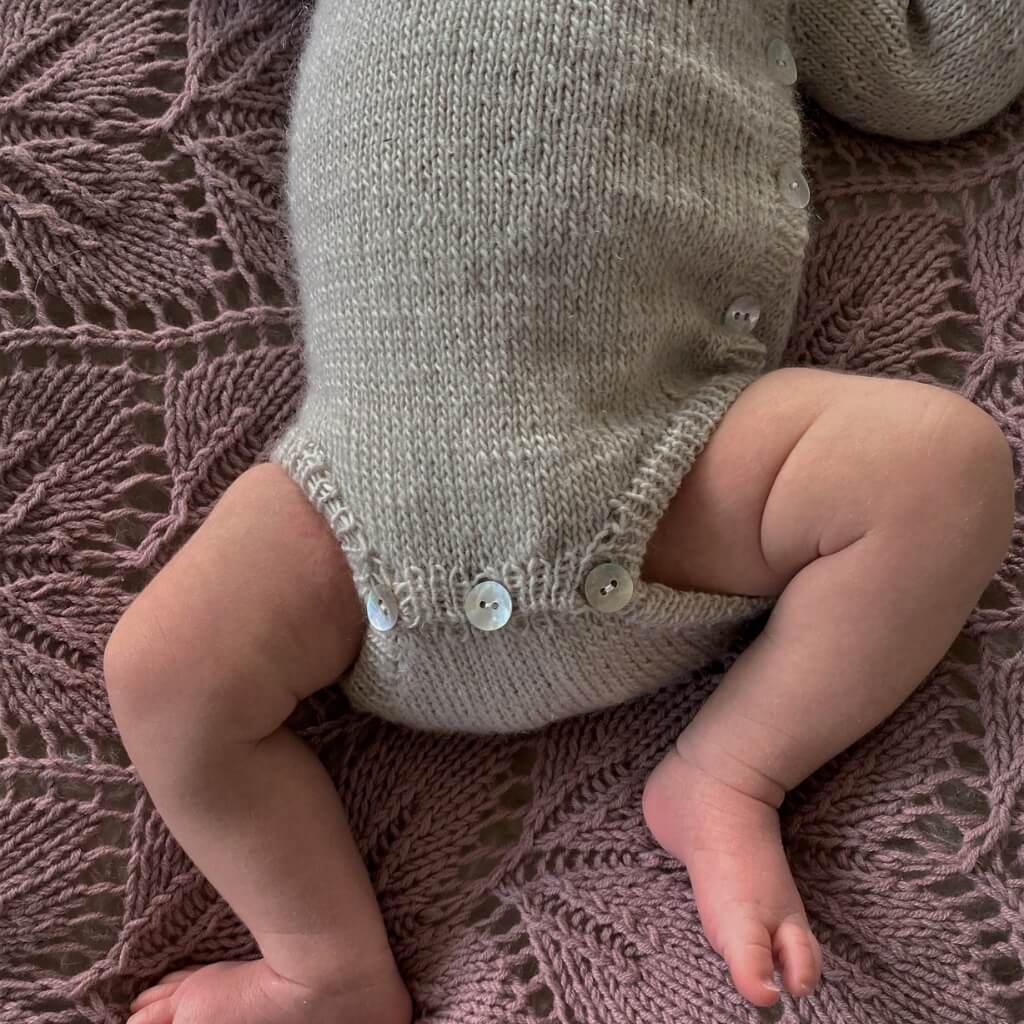 Yndestrikk Pattern Baby Knöpfebody Strickanleitung - Yndestrikk (PDF) bei bei bei bei Lieblingsgarn