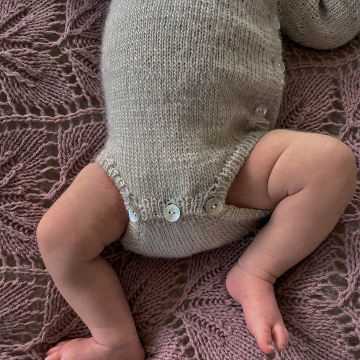 Yndestrikk Pattern Baby Knöpfebody Strickanleitung - Yndestrikk (PDF) bei bei bei bei Lieblingsgarn