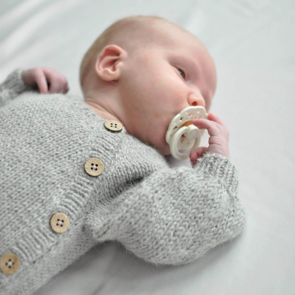 Yndestrikk Pattern Langer Babystrampler Strickanleitung - Yndestrikk (PDF) bei bei bei bei Lieblingsgarn