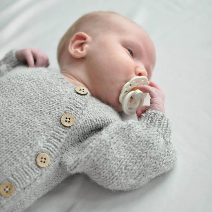 Yndestrikk Pattern Langer Babystrampler Strickanleitung - Yndestrikk (PDF) bei bei bei bei Lieblingsgarn