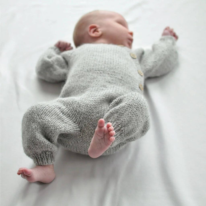 Yndestrikk Pattern Langer Babystrampler Strickanleitung - Yndestrikk (PDF) bei bei bei bei Lieblingsgarn