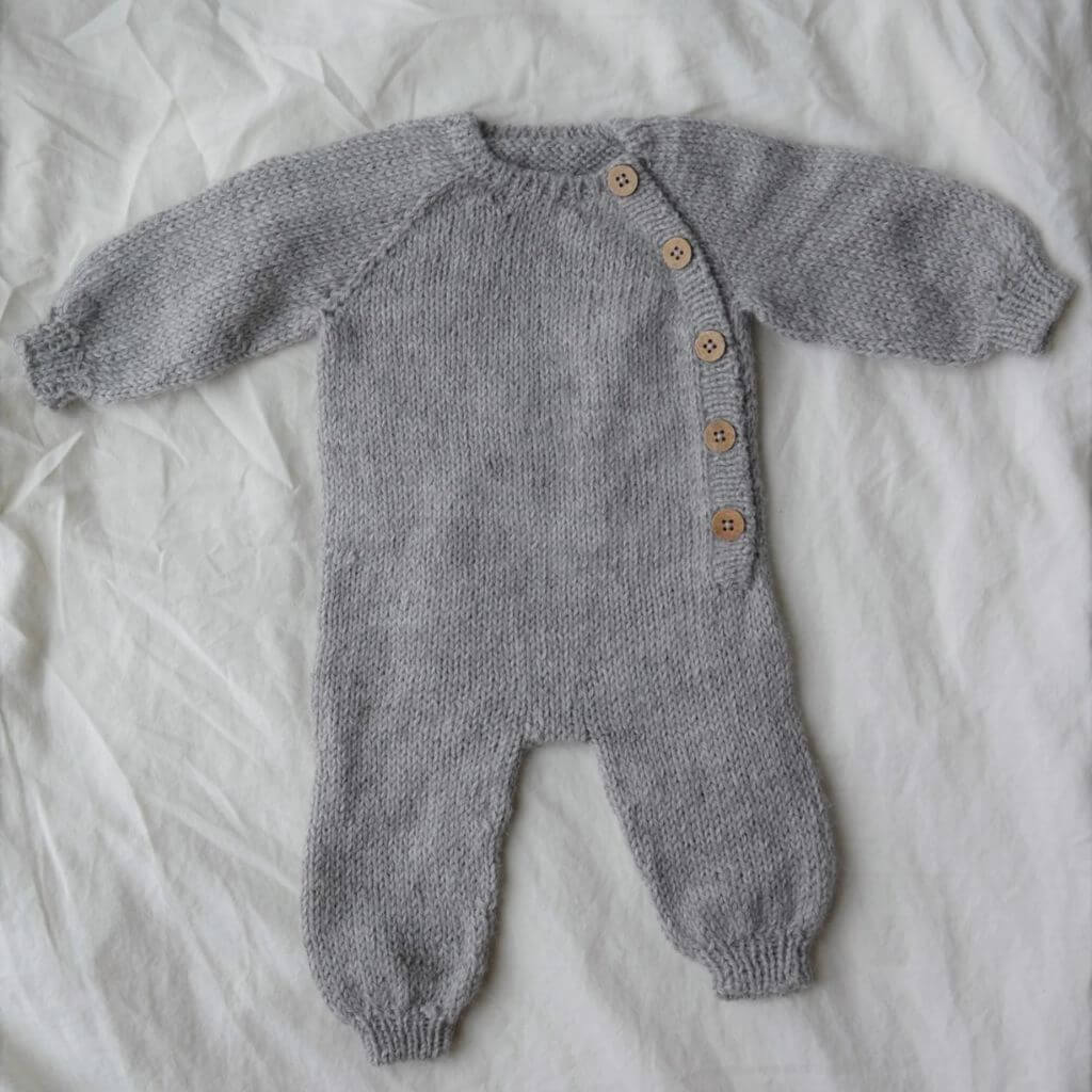 Yndestrikk Pattern Langer Babystrampler Strickanleitung - Yndestrikk (PDF) bei bei bei bei Lieblingsgarn