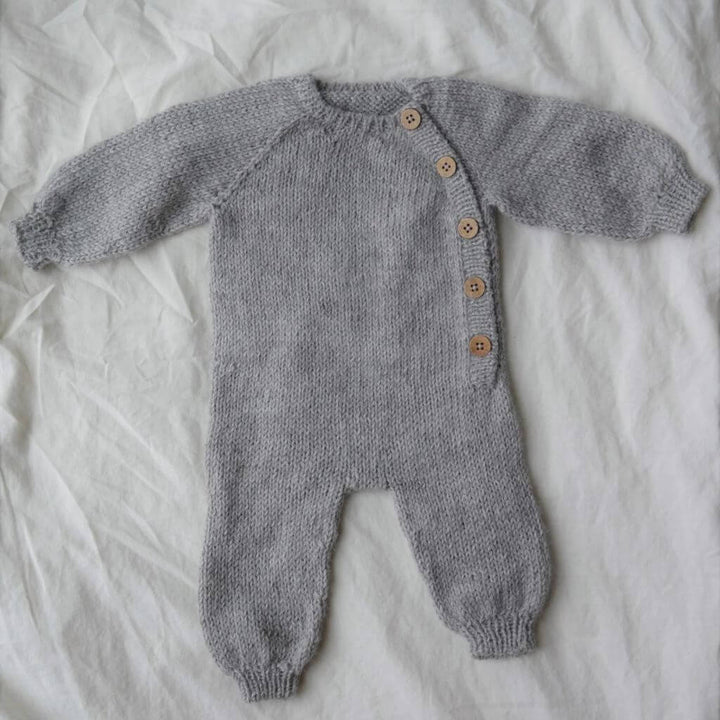 Yndestrikk Pattern Langer Babystrampler Strickanleitung - Yndestrikk (PDF) bei bei bei bei Lieblingsgarn